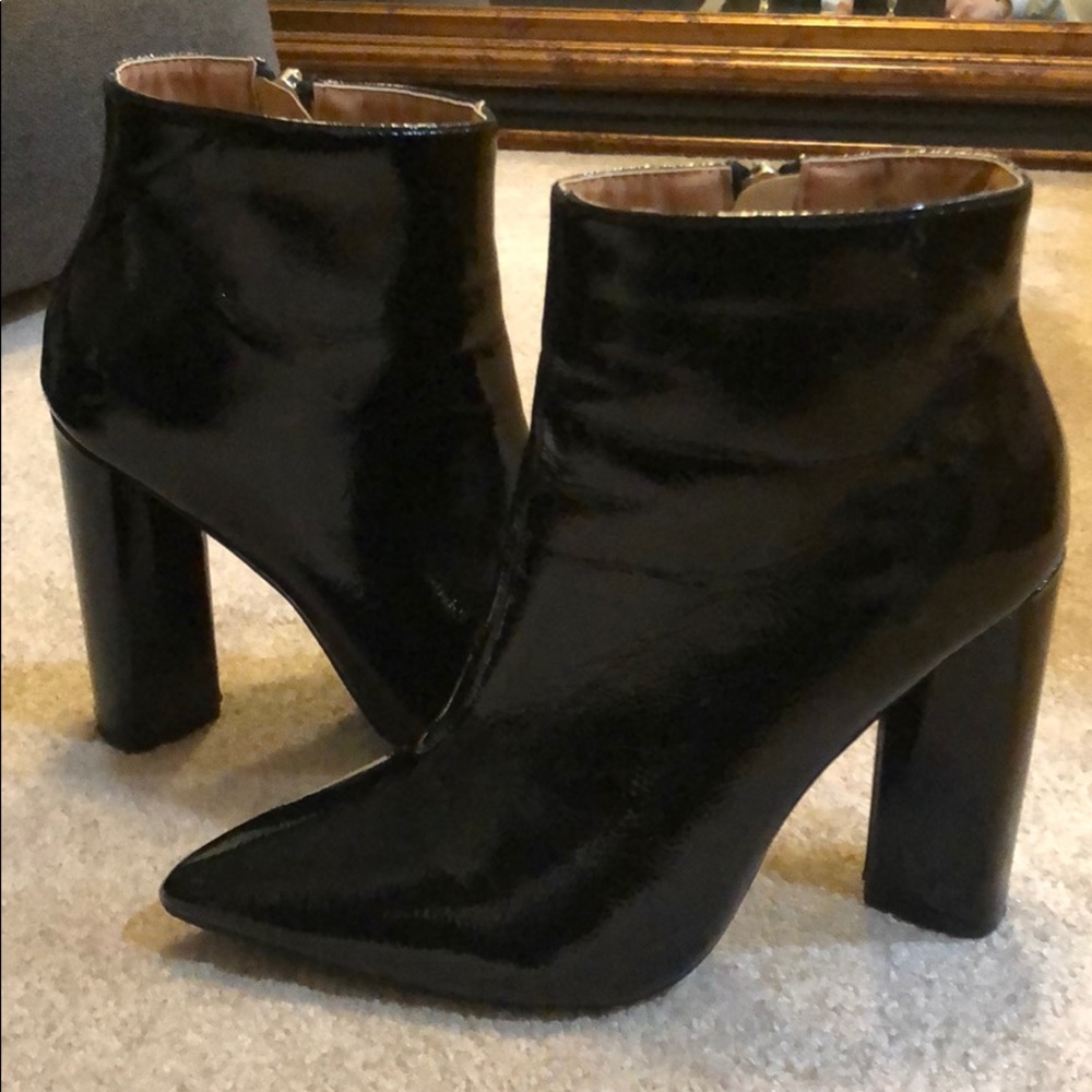 Black ankle patent leather booties